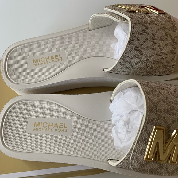 MICHAEL KORS PLATFORM SLIDE NEW. Let’s get ready for summer! - Picture 3 of 10